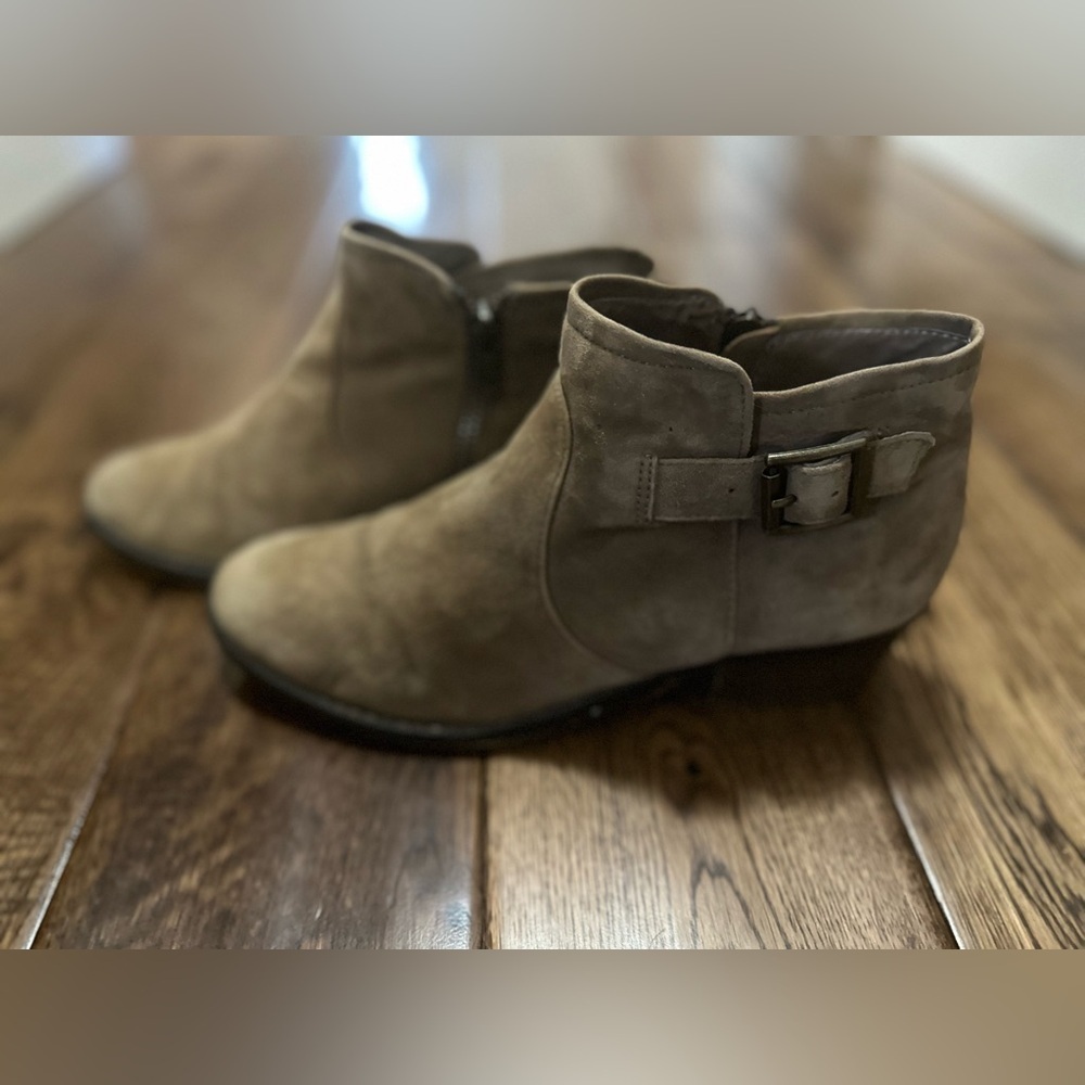 Steve Madden Prizzze Suede Ankle Zip Buckle Block Heel Booties, Taupe, Size 7. - Picture 2 of 15